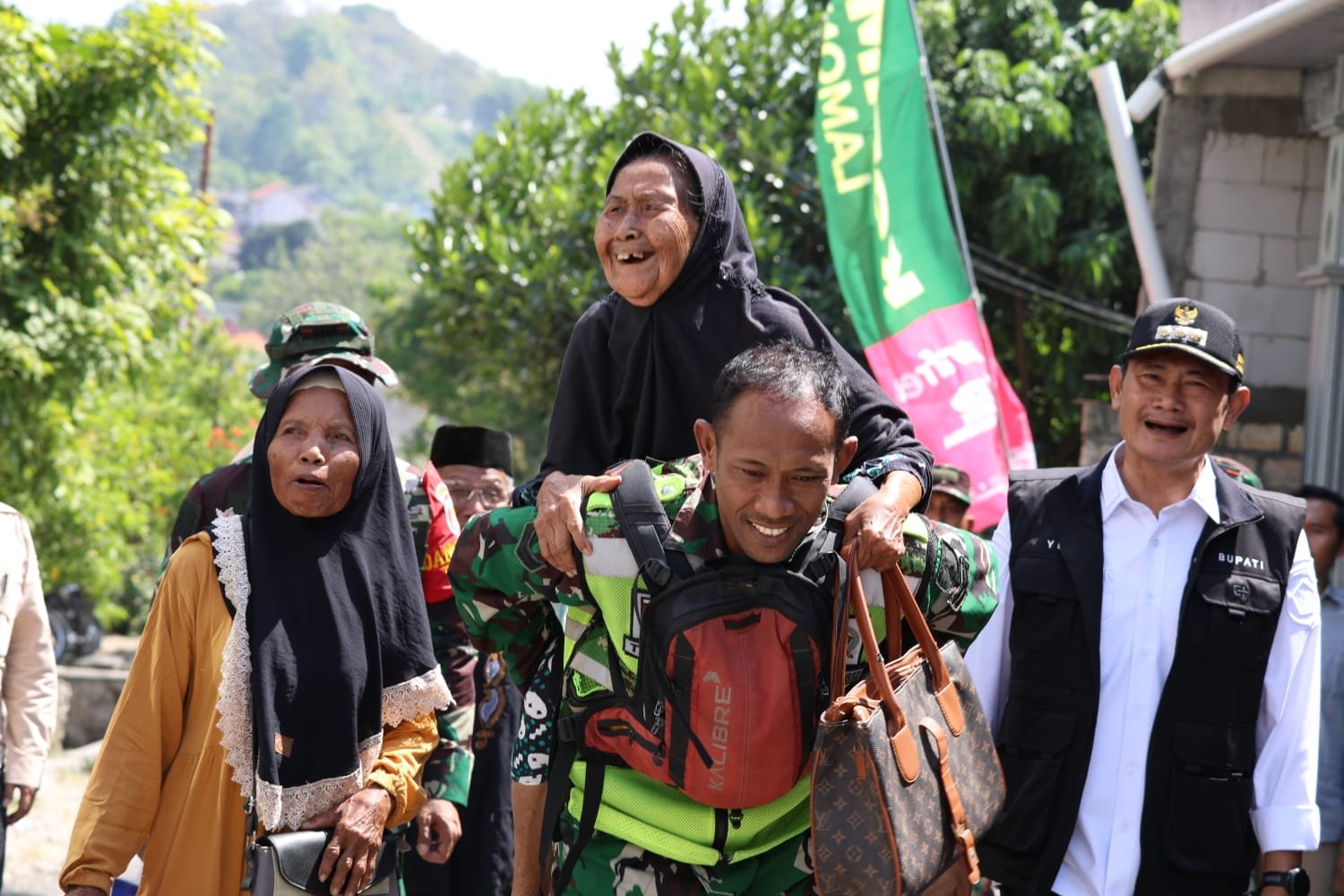 Aksi Humanis TMMD 129: Tak Tega Lihat Lansia Kepayahan, Satgas Kodim Lamongan Gendong Mbah Suli Hadiri Penyerahan Sembako