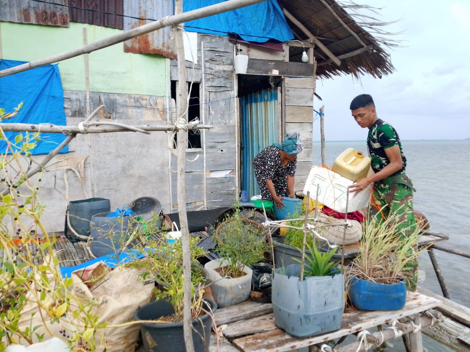 Satgas TMMD Ke-129 Bantu Pindahkan Barang Sebelum Renovasi RTLH Milik Bapak Nardianto