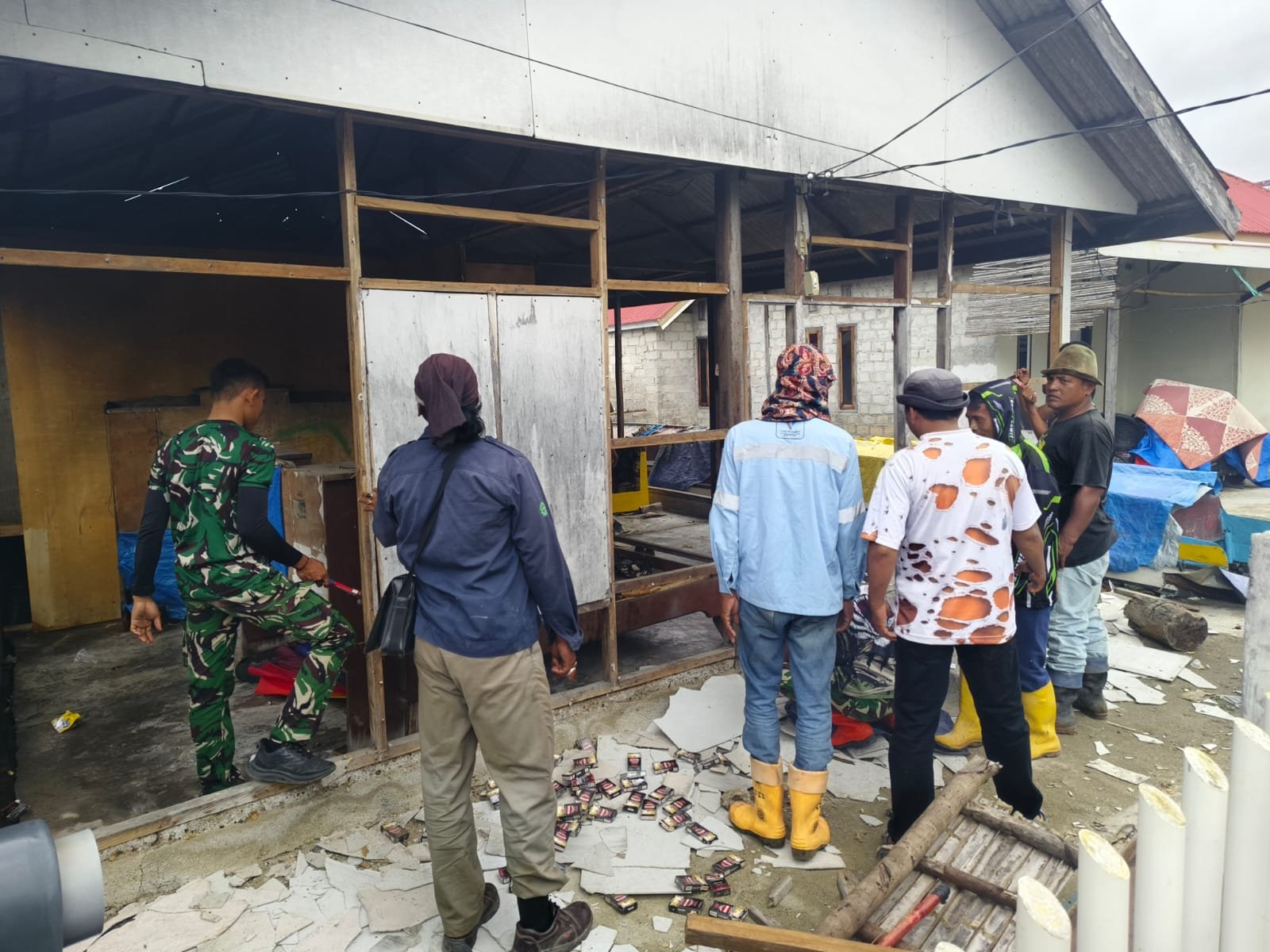 Satgas TMMD Ke-129 Mulai Bongkar RTLH Milik Bapak Rahman di Desa Umbele Lama