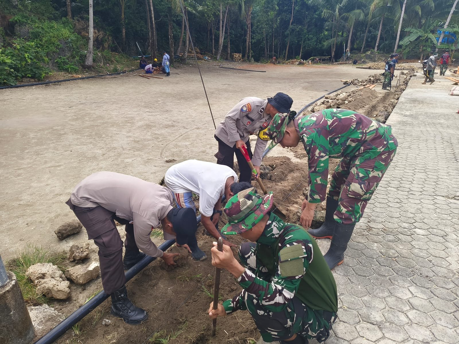 Pembuatan Rabat Jalan TMMD Ke-129 Bangkitkan Semangat Gotong Royong Warga Desa Polewali