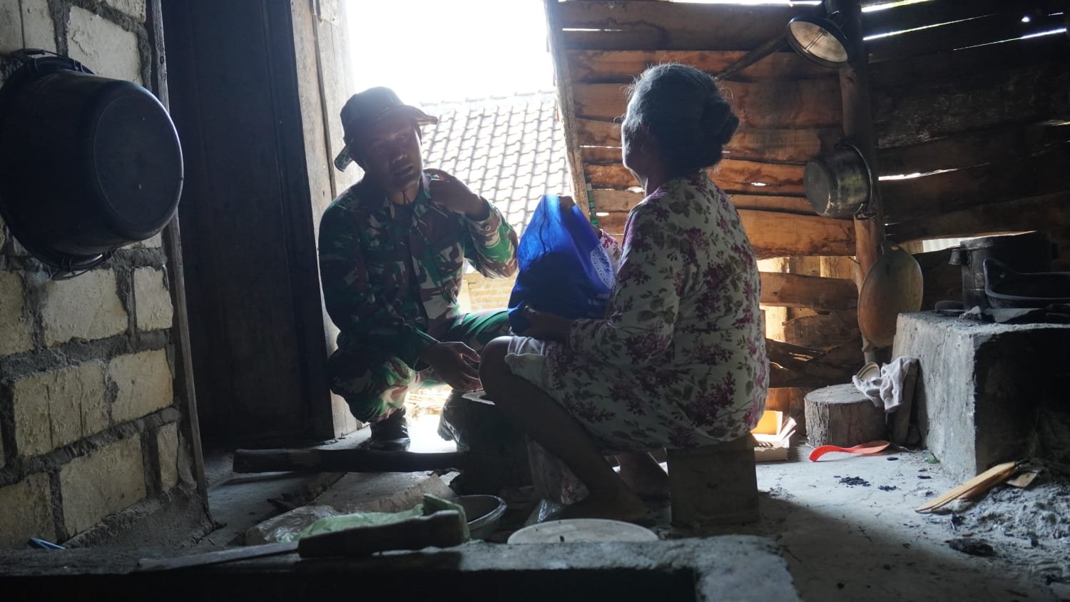Kepedulian Tanpa Batas, Satgas TMMD Ke-129 Kodim 0812/Lamongan Salurkan Sembako untuk Lansia Desa Tlemang