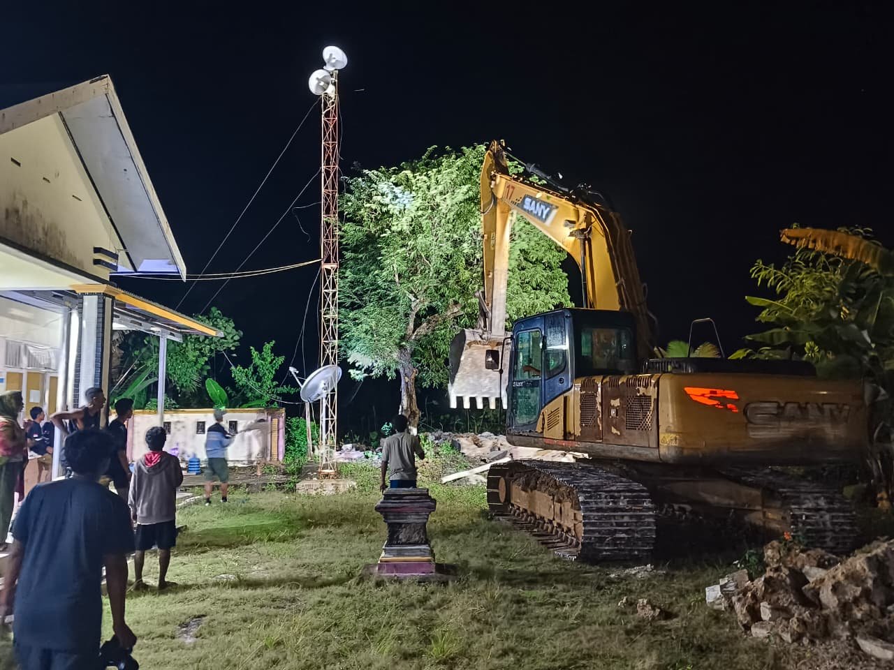 Warga Umbele Antusias Dampingi Satgas TMMD Saat Pembukaan Jalan Berlangsung Hingga Malam