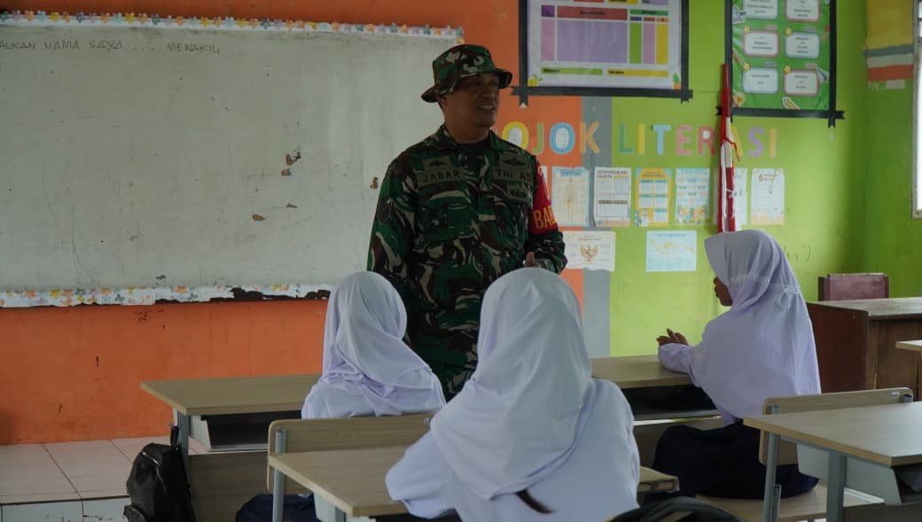 Serka Jabbar Paparkan Manfaat Program TMMD bagi Masyarakat Desa kepada Para Pelajar