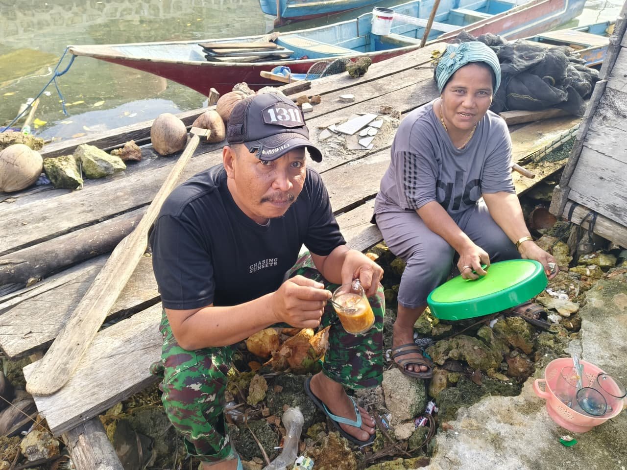 Kesegaran dari Warga, Ibu-Ibu Desa Polewali Suguhkan Es Kelapa Muda untuk Satgas TMMD yang Bekerja di Bawah Terik Matahari