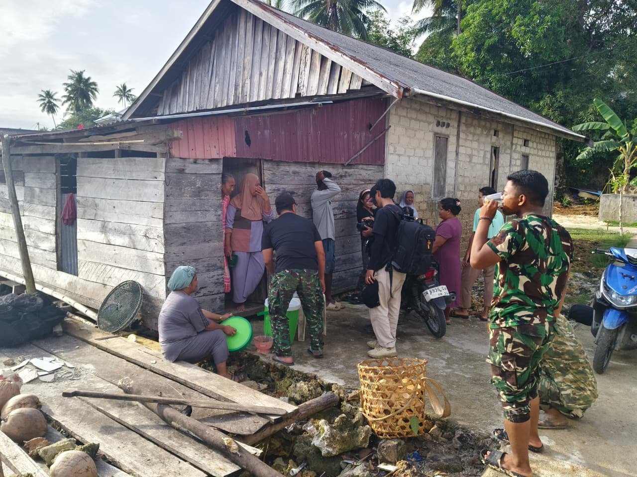 Ibu Hj. Neni Ajak Warga Berbagi Semangat, Sajikan Minuman Segar bagi Personel Satgas TMMD
