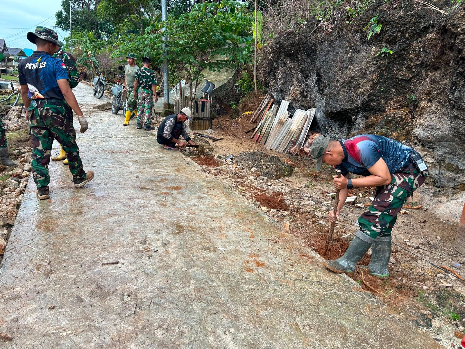 Semangat Pantang Menyerah Satgas TMMD Warnai Pembangunan Rabat Beton di Desa Polewali