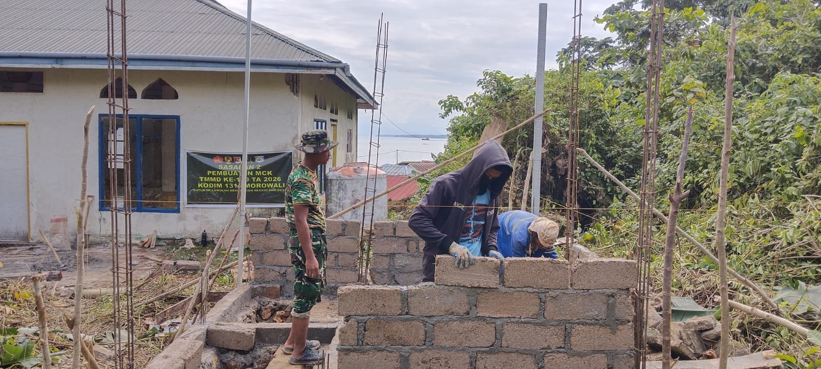 Satgas TMMD Ke-129 Percepat Pemasangan Dinding Batako MCK, Fasilitas Umum di Desa Polewali Mulai Terbentuk