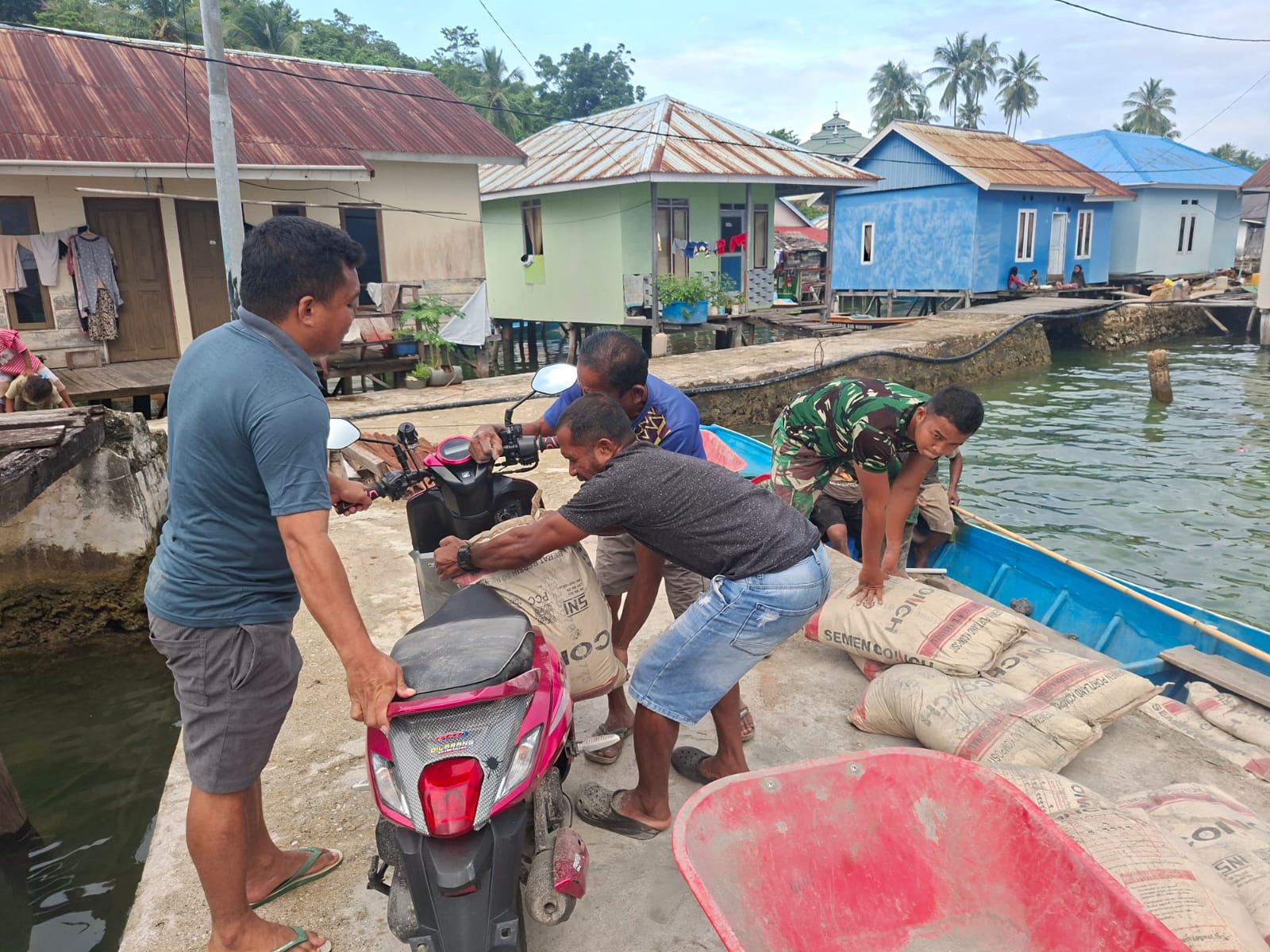 Gotong Royong Jadi Kekuatan Utama, Warga Ikut Angkut Semen Demi Sukseskan TMMD Ke-129