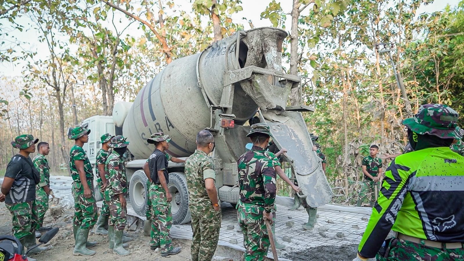 Perlahan Memberikan Asa, Kegigihan Satgas TMMD 129 Ubah Jalan Berlumpur Desa Tlemang Jadi Rabat Beton Kokoh  ​