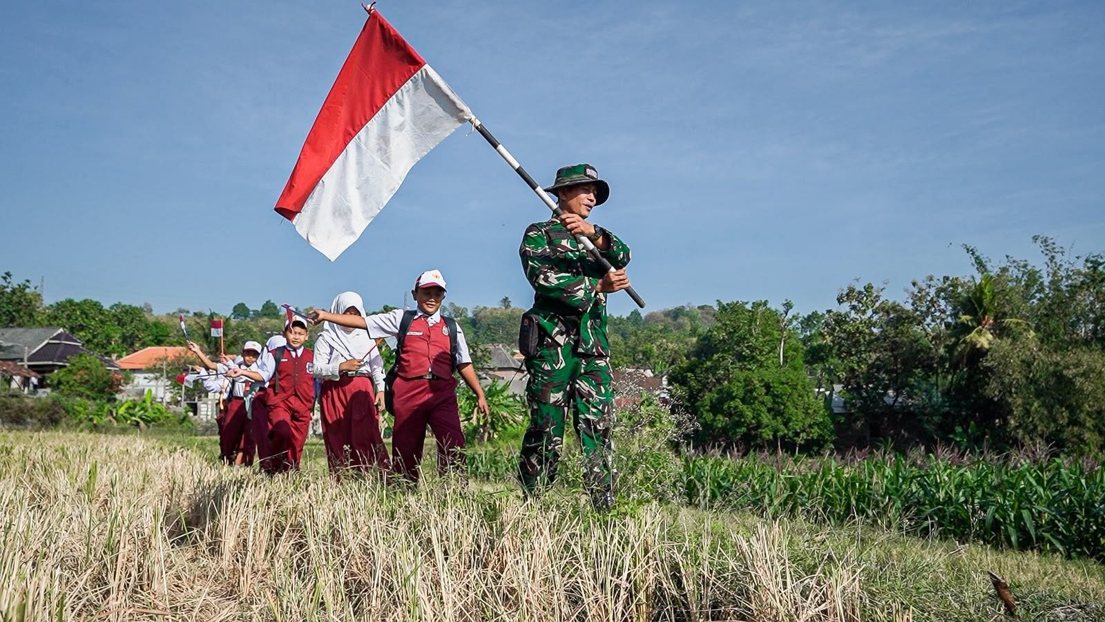 Keseruan Pulang Sekolah: Sertu Asto Ajak Siswa SD Tlemang Menyusuri Pematang Sawah dan Tanamkan Nasionalisme di Saung  ​