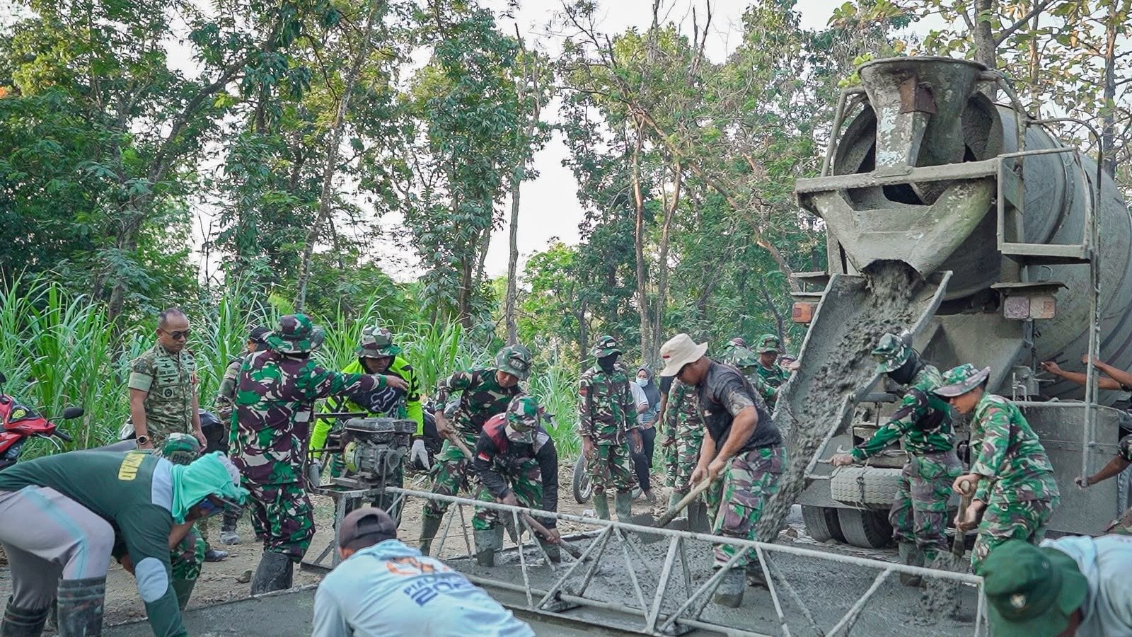 Menyatu dengan Warga, Dansatgas TMMD ke-120 Kodim 0812/Lamongan Pastikan Pengerjaan Tanpa Kendala dan Prajurit Terawat