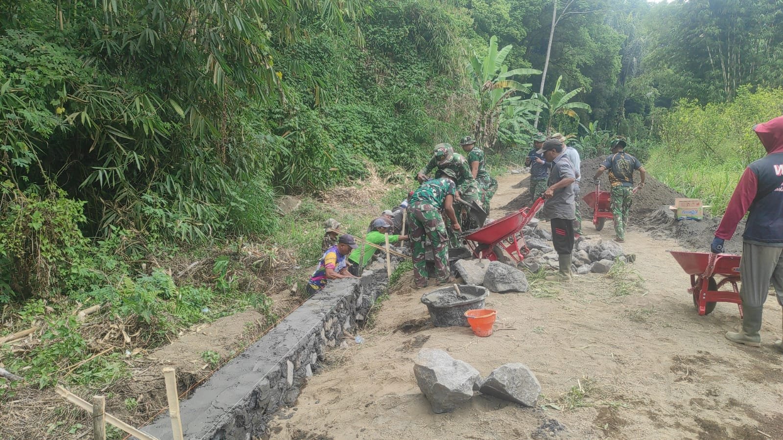 Gotong Royong Satgas TMMD dan Warga Percepat Pembangunan DPT di Empat Titik
