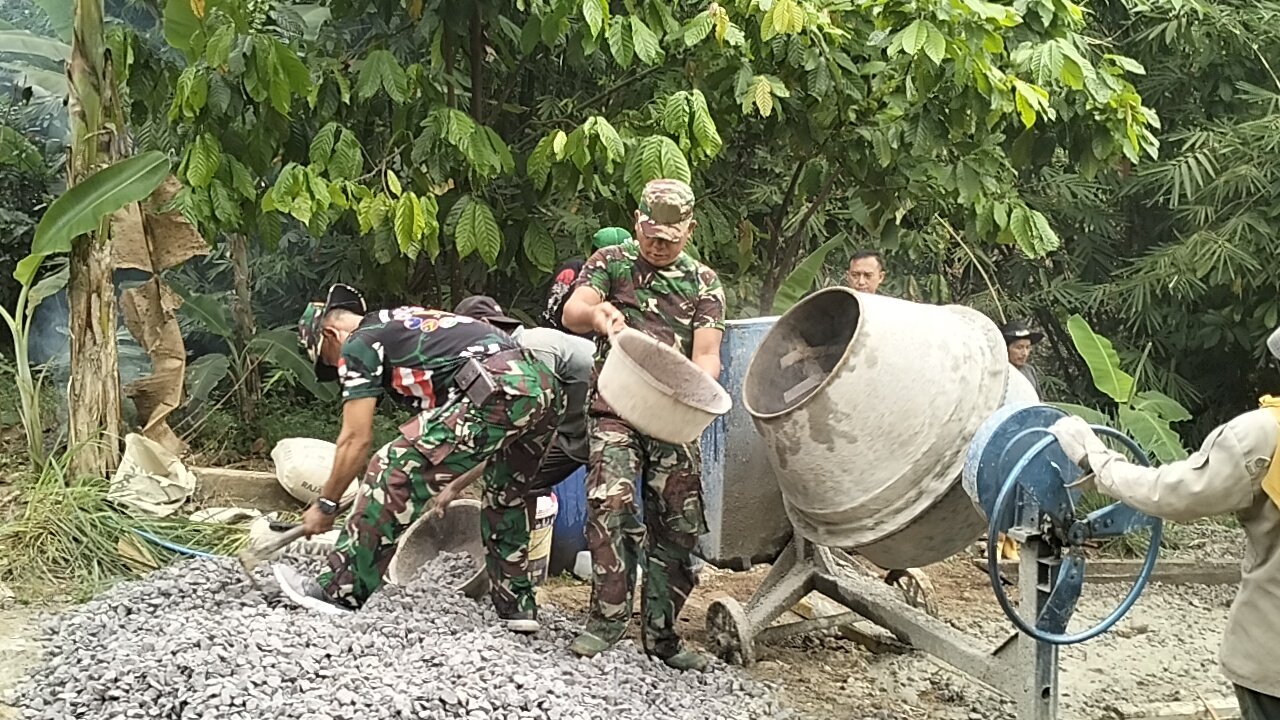 Babinsa Koramil 410-02/TBS Turun Tangan Cor Jalan Bersama Warga, Semangat Gotong Royong Hidupkan Pinang Jaya