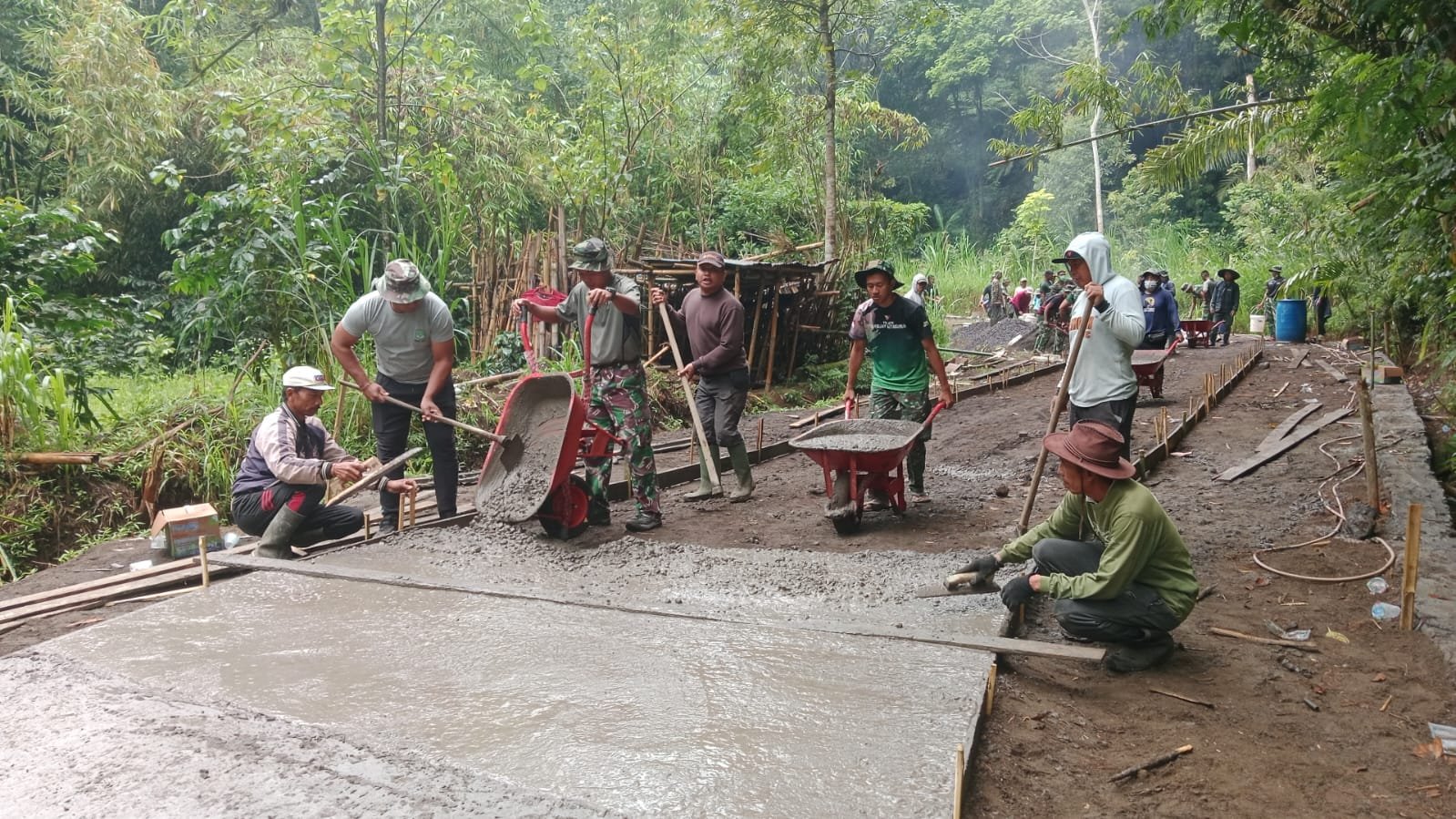 Satgas TMMD Ke-129 Kodim 1626/Bangli Berpacu dengan Cuaca, Pengerjaan Rabat Beton Sepanjang 1.766 Meter Terus Dikebut