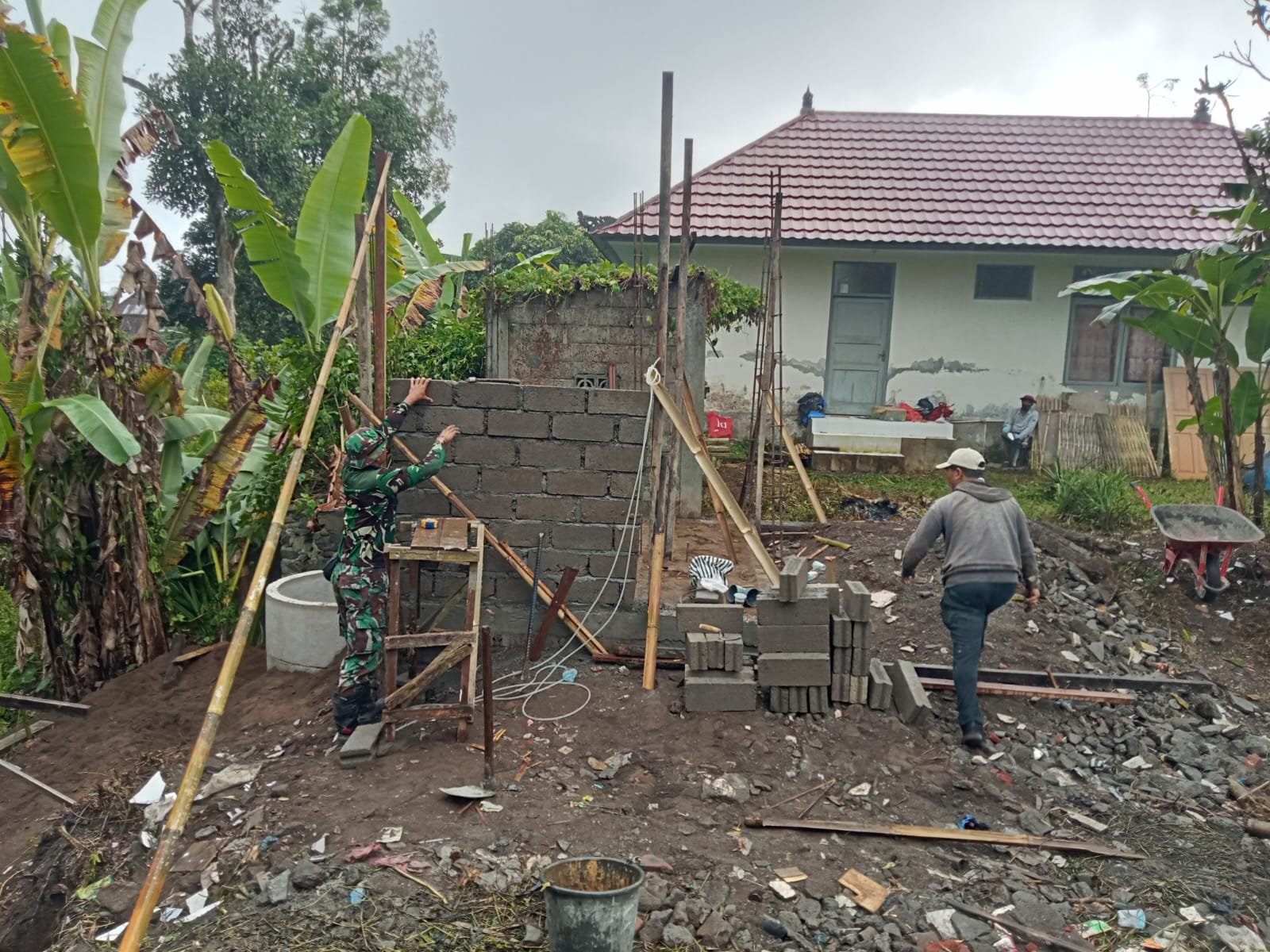 Pemasangan Dinding Batako MCK TMMD Ke-129 Kodim 1626/Bangli Terus Berlanjut