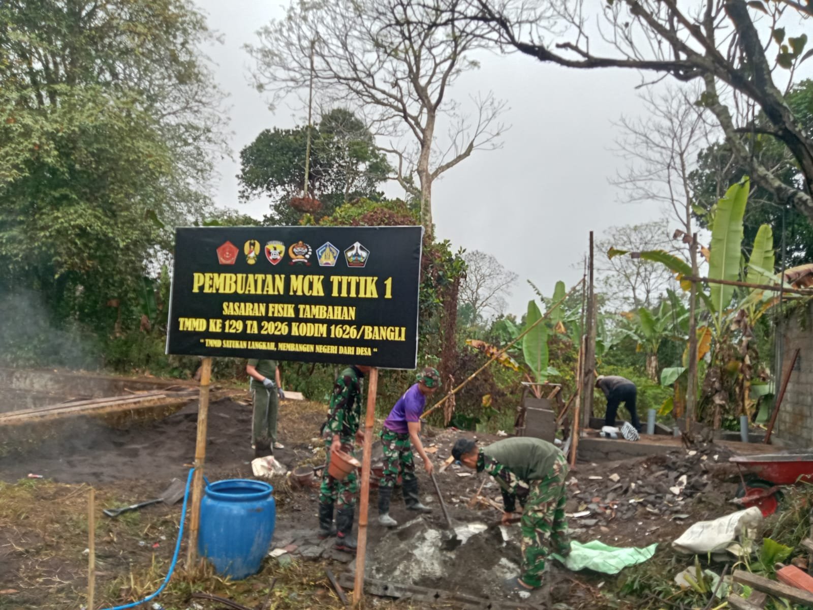 TMMD Ke-129 Kodim 1626/Bangli Perkuat Gotong Royong Lewat Pembangunan MCK Desa Sekardadi