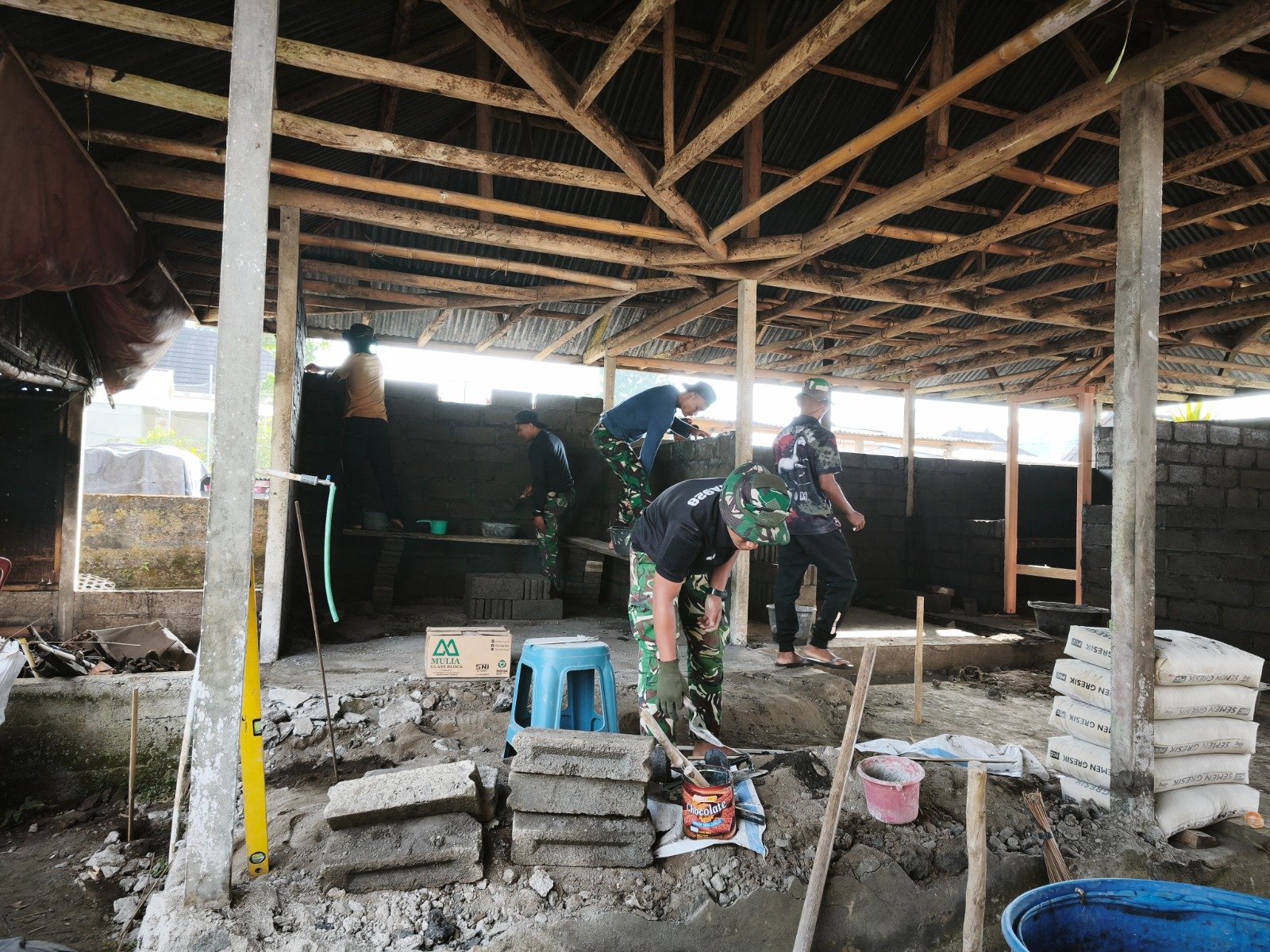 Gotong Royong Warnai Rehabilitasi RTLH I Wayan Pasta dalam Program TMMD Ke-129