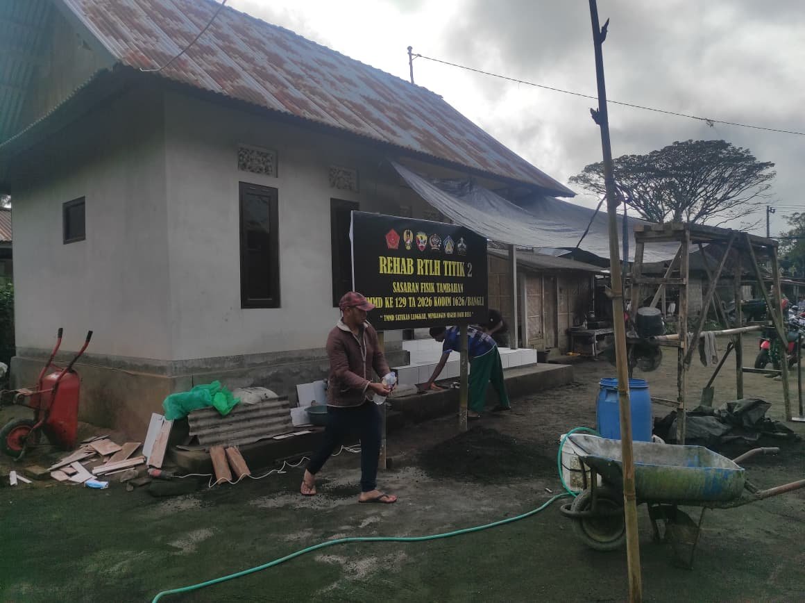 Tahap Finishing RTLH Pak Adiasih Berjalan Lancar, Satgas TMMD Ke-129 Fokus Pemasangan Keramik