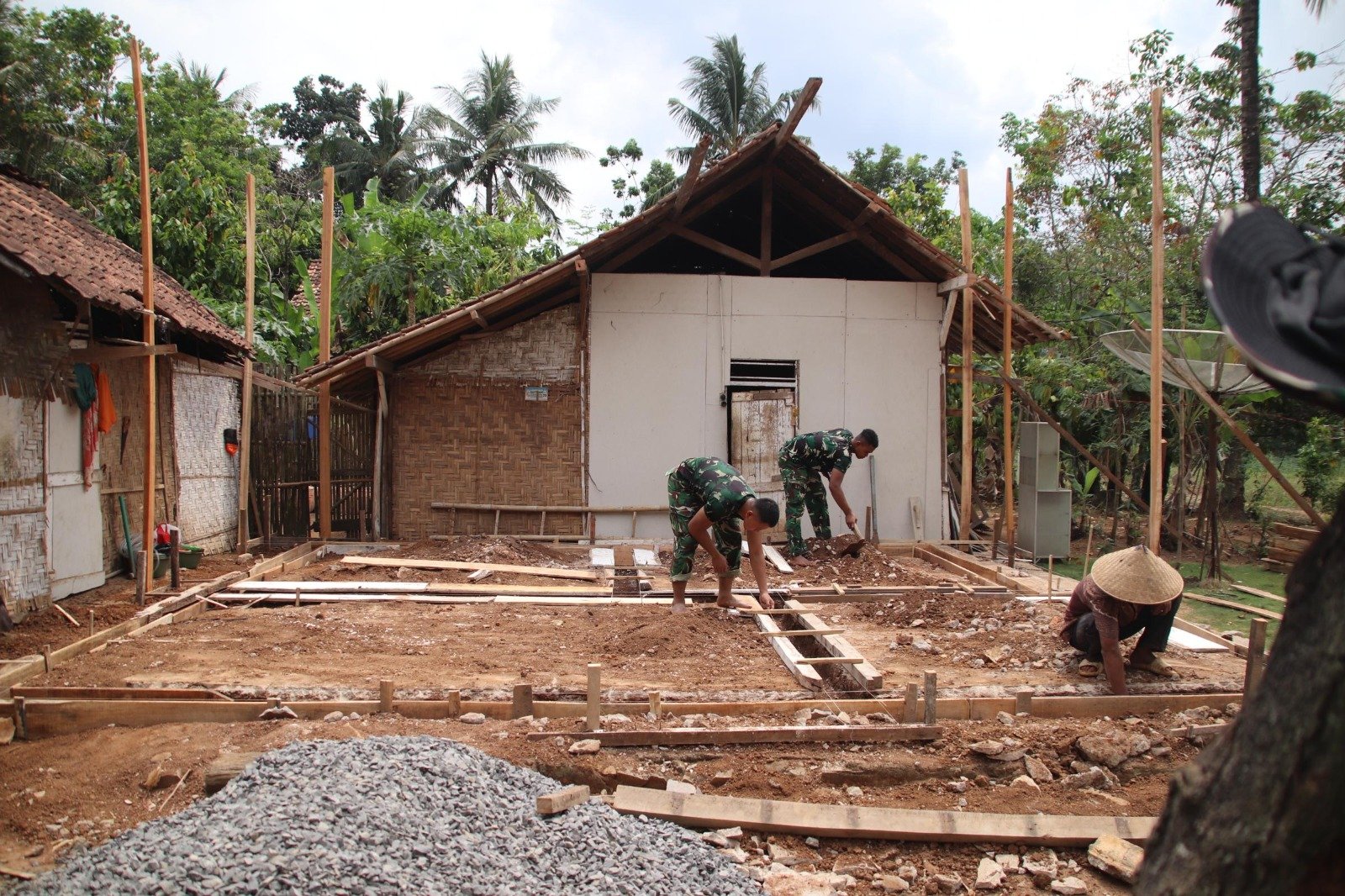 Wujudkan Rumah Impian, Satgas TMMD 129 Kodim 0412/LU Bersama Warga Genjot Pembangunan RLH dan MCK di Sungkai Utara
