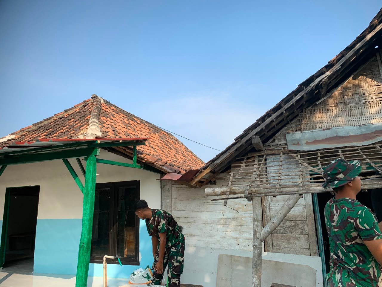 Pengecatan RTLH Bapak Samijan Tunjukkan Progres Positif TMMD Ke-129 Kodim 0813/Bojonegoro