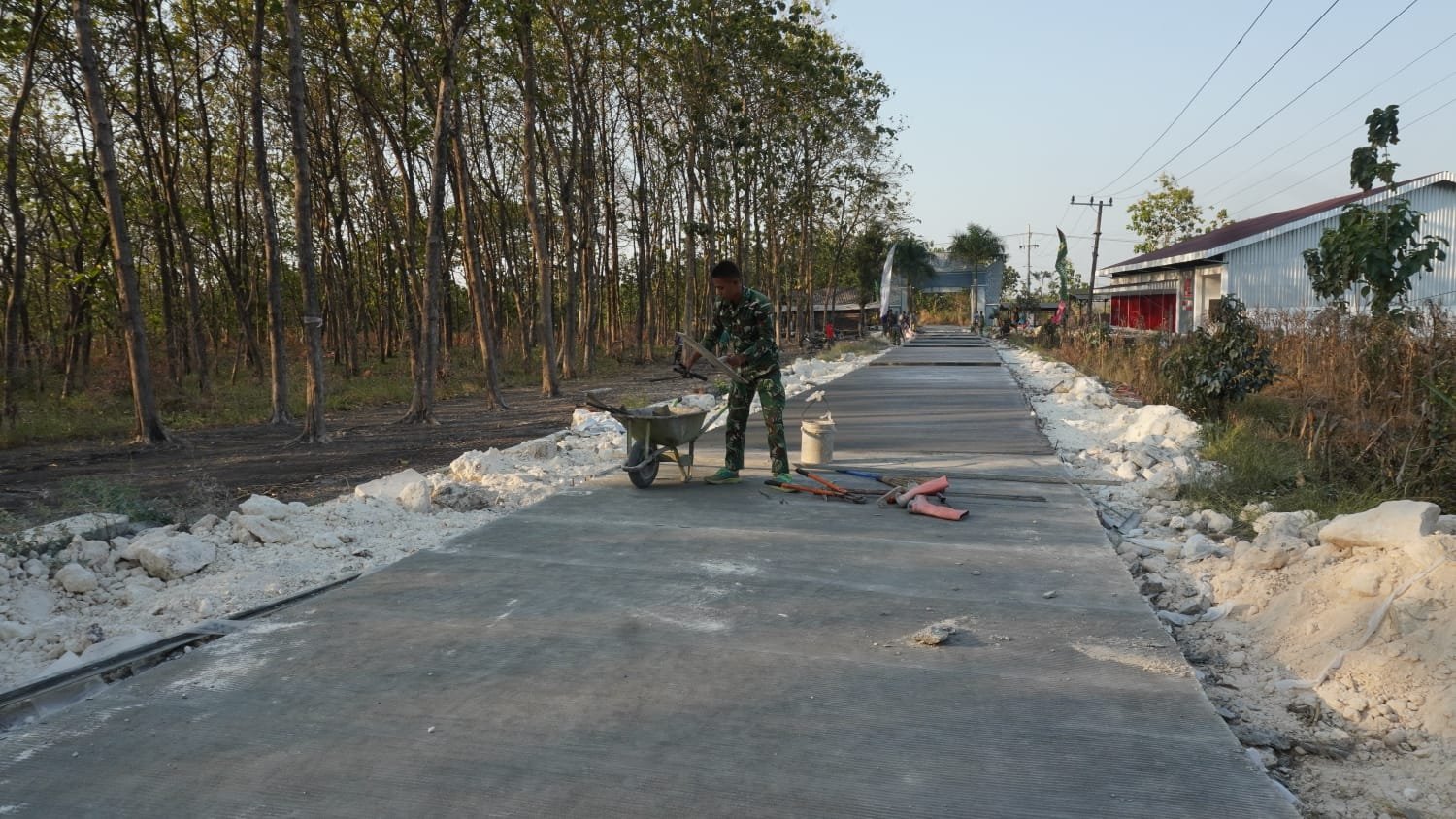 Melawan Terik demi Harapan Desa: Satgas TMMD 0812 Lakukan Penyempurnaan Detail Jalan Beton Tlemang