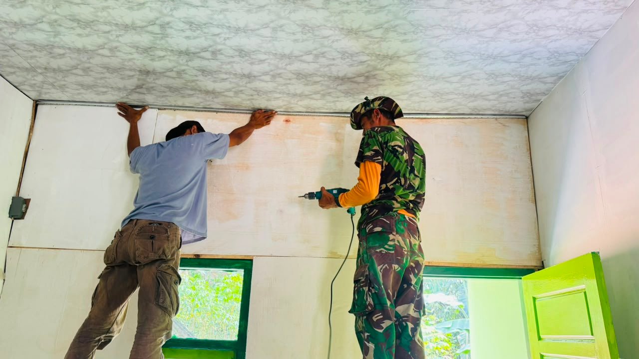 Kolonel Arm Roni Hermawan Awasi Pembangunan Rumah Bapak Siswanto