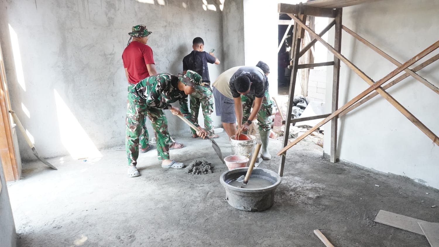 Bukan Sekadar Mengaduk Pasir dan Semen: Tetes Keringat Satgas TMMD 129 Kodim 0812/Lamongan demi Rumah Kokoh Warga Tlemang