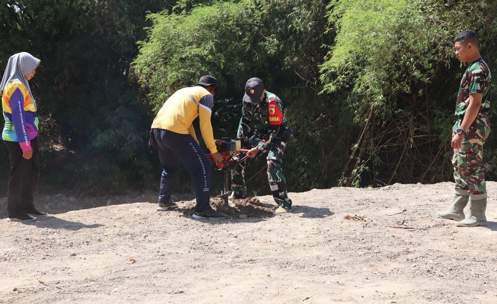 Sinergi Hijau di TMMD 129 Bojonegoro: Babinsa Kesongo dan DLH ‘Keroyokan’ Buat Lubang Tanam Pohon untuk Jaga Tanggul Sungai