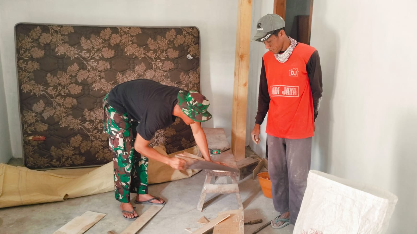 Presisi Jemari Prajurit satgas TMMD ke 129 Kodim 0812 Lamongan: Ukir Harapan Rumah Layak Bagi Warga Desa Tlemang