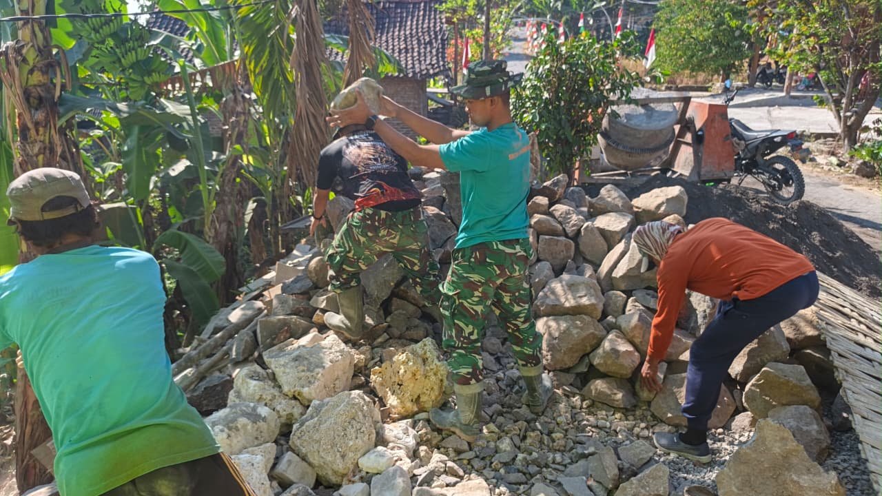 Kemanunggalan TNI dan Rakyat Jadi Kunci Utama Suksesnya Gelaran TMMD 129 Kodim 0812/Lamongan