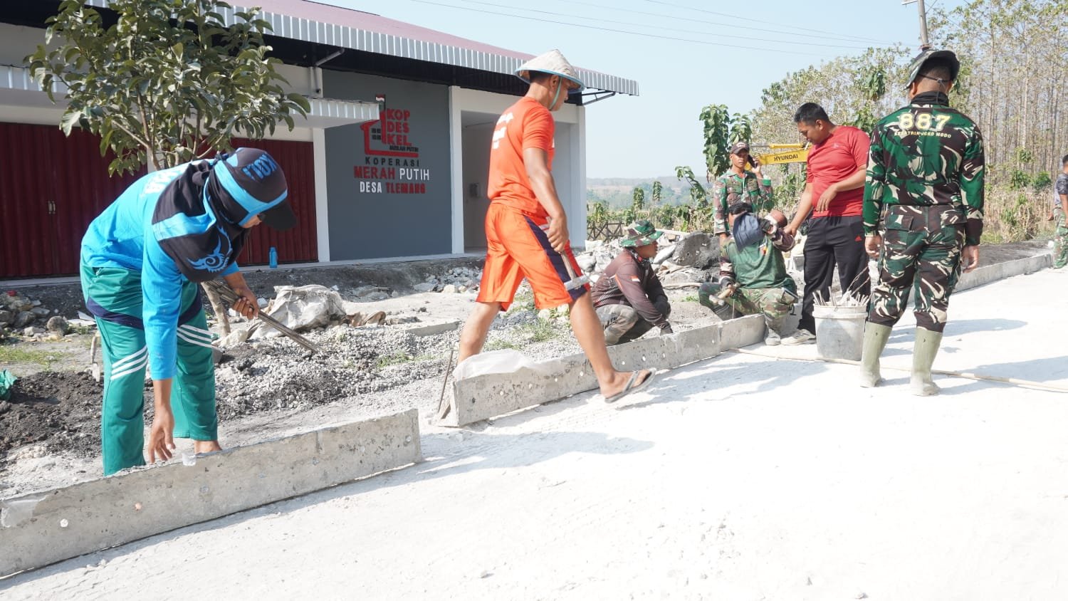 Bahu-Membahu Bangun Akses Desa, Sinergi Satgas TMMD 129 dan Warga Terus Pacu Progres Jalan Rabat Beton Desa Tlemang