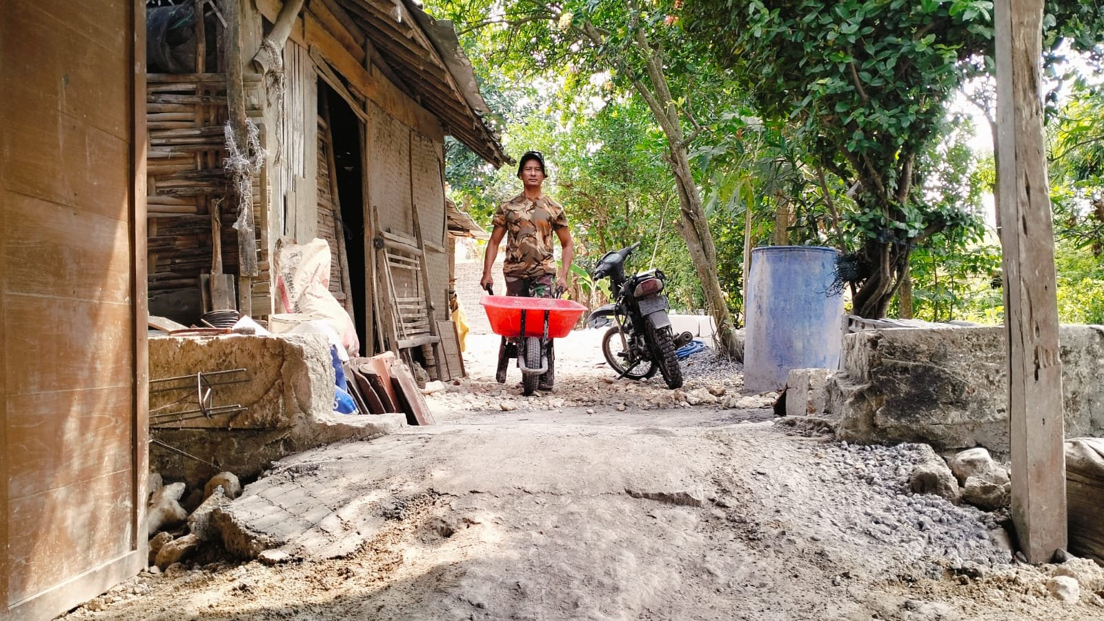 Kejar Target Penutupan, Satgas TMMD 129 Kebut Pengerjaan RTLH Ibu Sumiatun di Dusun Bakon