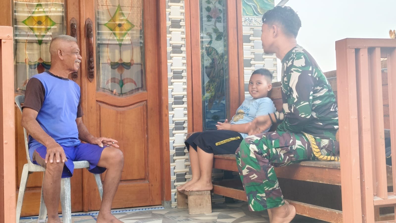 Momen Hangat di Tlemang: Saat Senja, Kopi, dan Cerita Menyatukan Prajurit TMMD dengan Warga
