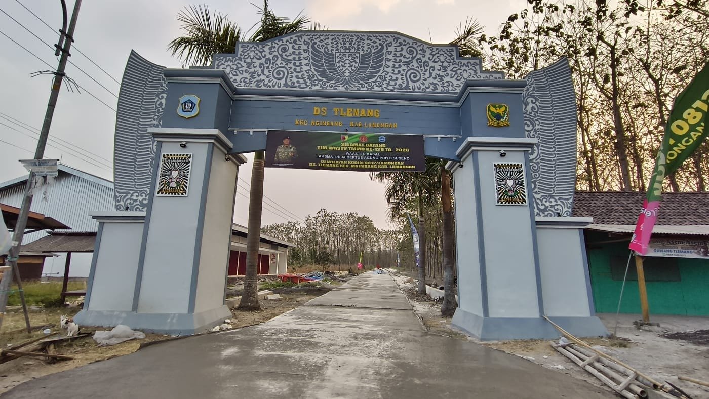 Potret jerih payah anggota satgas TMMD ke 129 dan warga kini buatkan hasil yang maksimal. Rabat Beton TMMD ke-129 Kodim 0812 Lamongan di Desa Tlemang Tuntas, Tinggal Pengurukan Berem