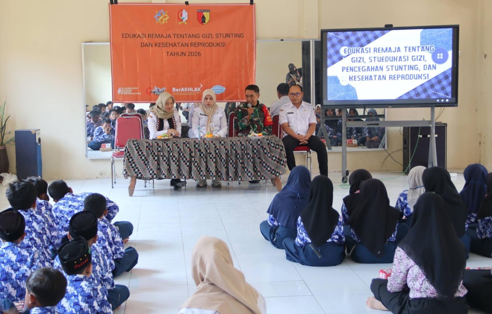 Sentuh Hati Generasi Muda: Satgas TMMD 129 Bojonegoro dan DP3AKB Edukasi Stunting, serta Kesehatan Reproduksi di Kesongo