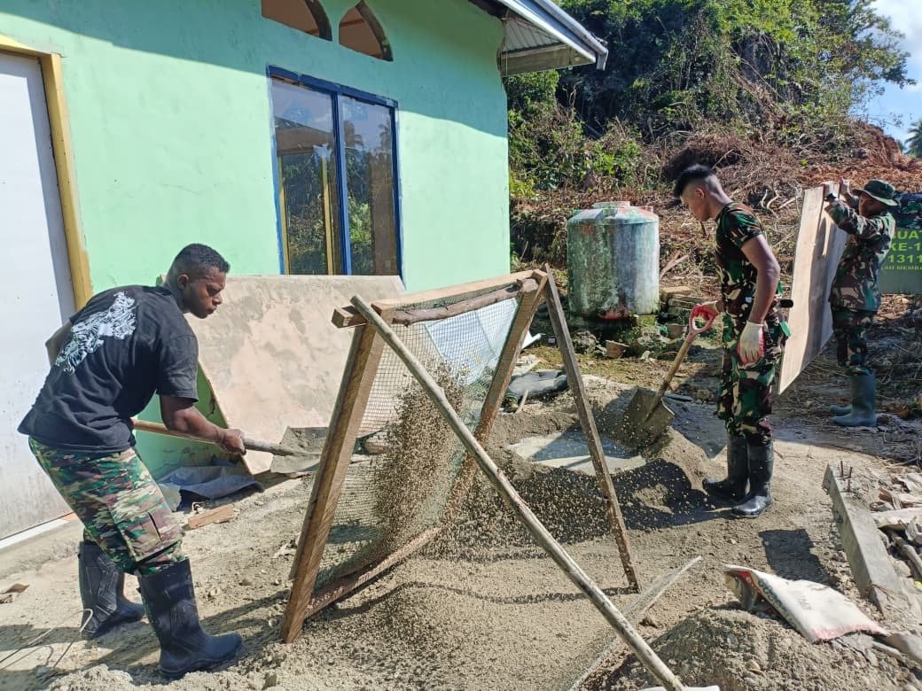Pekerjaan MCK Masjid Desa Polewali Masuki Tahap Pengaplasan dan Pemasangan Keramik Lantai