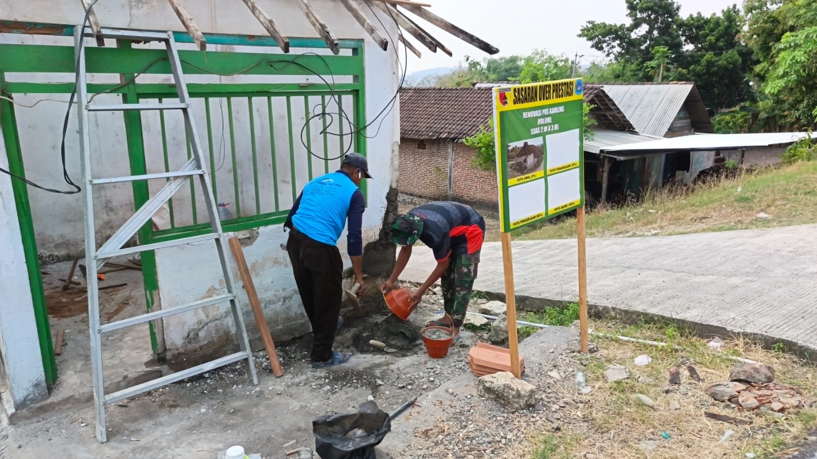 Tingkatkan Keamanan Desa, Satgas TMMD 129 Terus Lanjutkan Rehab Atap Pos Kamling di Desa Tlemang