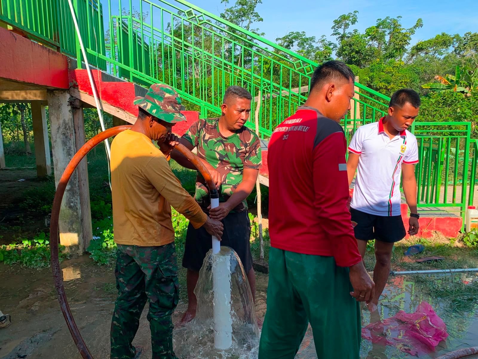 Dari Pengeboran Menuju Air Bersih, Satgas TMMD Wujudkan Fasilitas untuk Masjid Al-Hidayah
