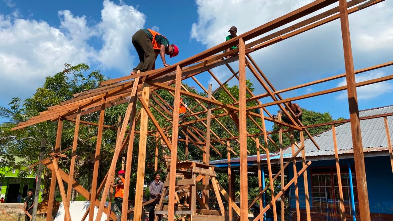 Tahap Pemasangan Kasau Jadi Penanda RTLH Ibu Rini Semakin Mendekati Finishing
