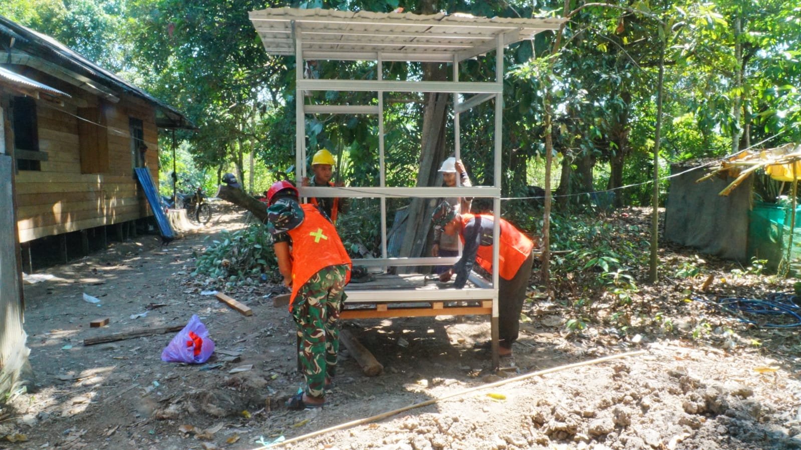 Pemasangan Rumah MCK Sasaran 4 Dikebut, Satgas TMMD Ke-129 Tingkatkan Sanitasi Warga Desa Bandaraya