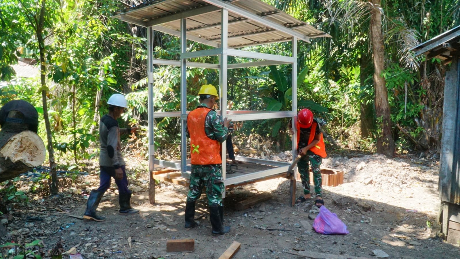 Gotong Royong Satgas TMMD dan Warga Percepat Pembangunan Rumah MCK Sasaran 4