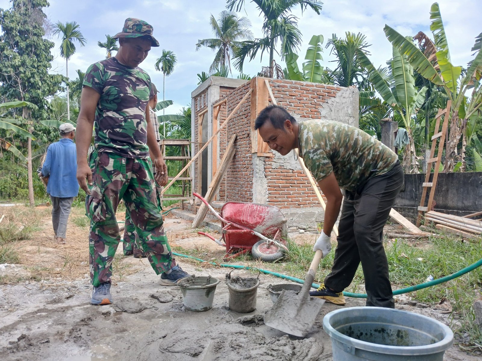 Upgrade MCK TMMD Ke-129 Capai 50 Persen, Pemasangan Kusen dan Plester Dinding Terus Dikebut