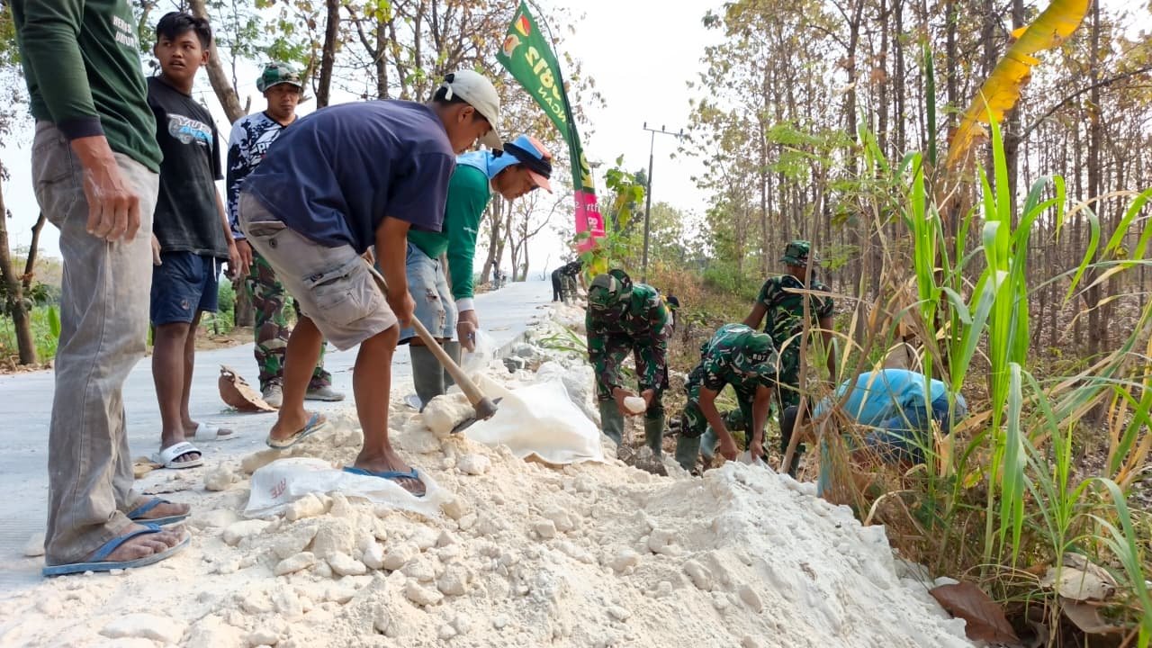 Bahu-Membahu Tuntaskan Bahur Jalan, Cangkul dan Tanah Uruk Jadi Saksi Kemanunggalan Satgas TMMD 129 dan Warga Desa Tlemang