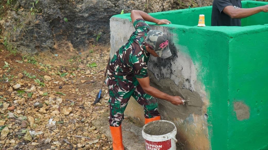Satgas TMMD Ke-129 Kodim 1311/Morowali Bersama Warga Laksanakan Pengecatan Tempat Sampah di Kepulauan Umbele