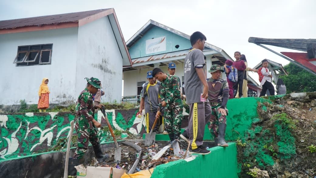 Antusiasme Masyarakat dan Satgas TMMD Bersihkan Tempat Pembuangan Sampah di Desa Umbele