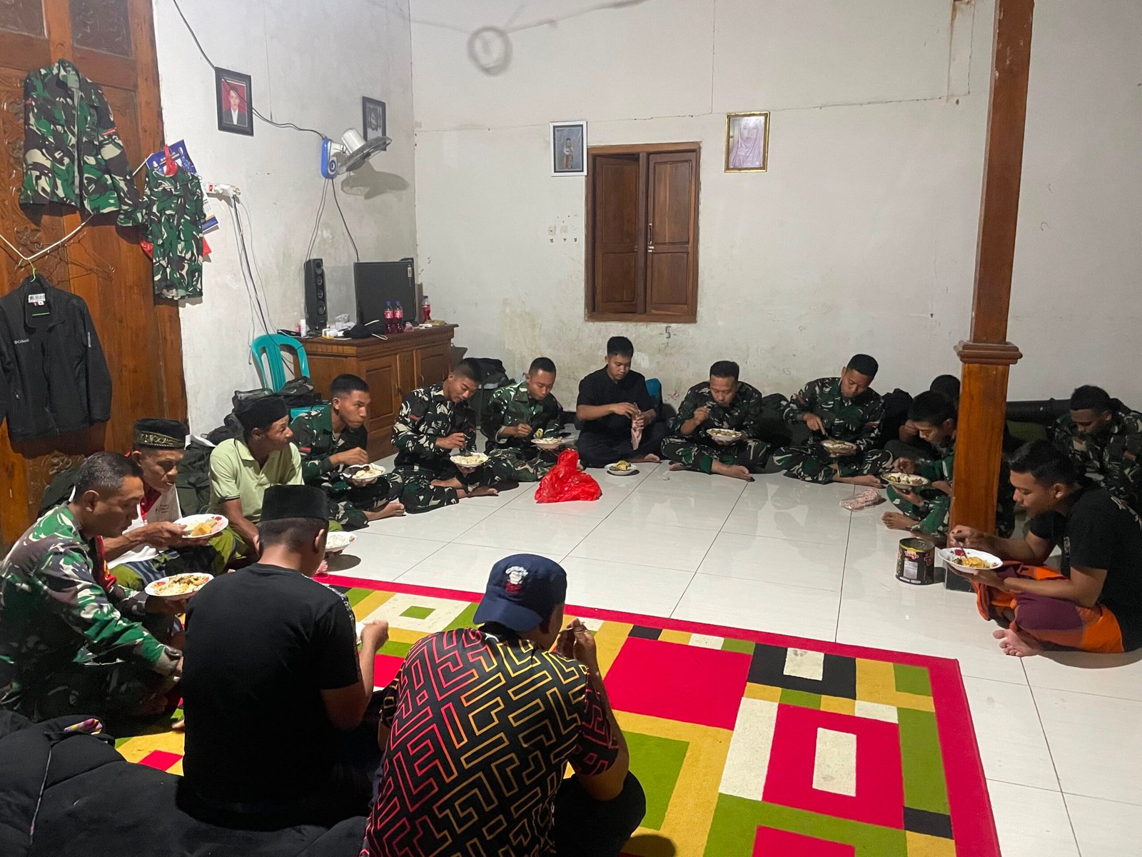 Keakraban Satgas TMMD dan Warga Terjalin Erat, Pak RT Sukadi Ajak Personel Makan Bersama
